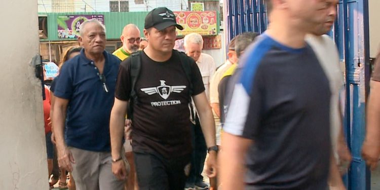 Eleitores chegam cedo e enfrentam sujeira de ‘santinhos’ nas ruas de Manaus no domingo de eleições