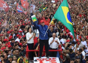 Lula é reeleito presidente do Brasil em virada histórica