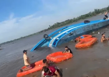 Barco de passageiros naufraga durante viagem no interior do Amazonas