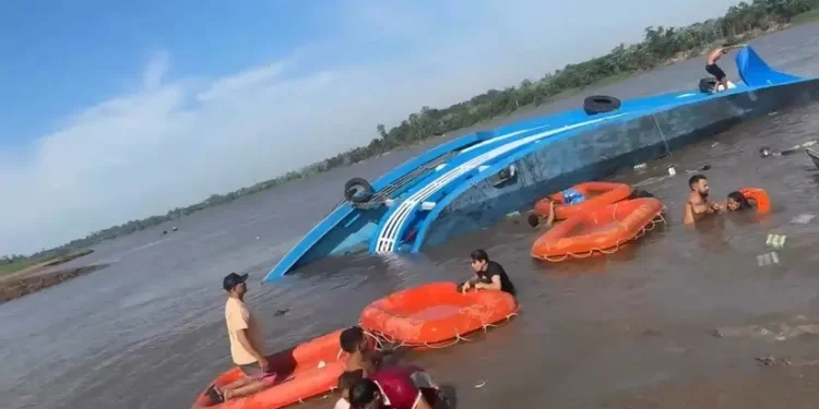 Barco de passageiros naufraga durante viagem no interior do Amazonas