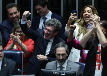 Senado aprova fim da escala 6×1 e redução da jornada de trabalho
